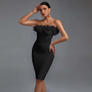 Vestido de Festa Ombro a Ombro com Penas, bodycon preto com ombro a ombro e penas na gola, modelo elegante.
